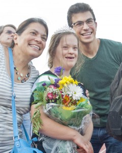Holly’s mom, Lori, and brother share the spotlight.